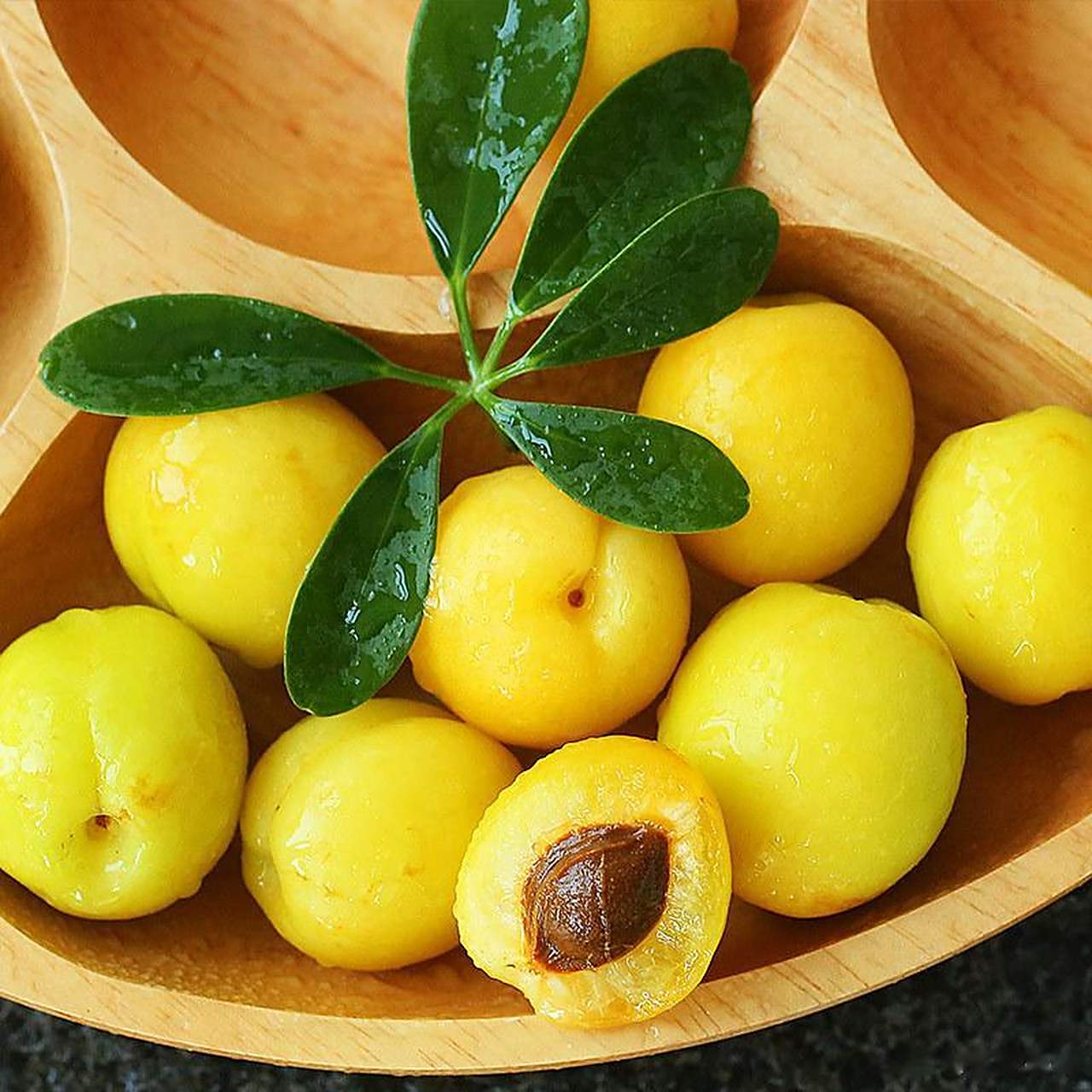 10发货】新疆轮台小白杏甜美多汁上市仅15天』价格:3斤家庭装￥98;3.