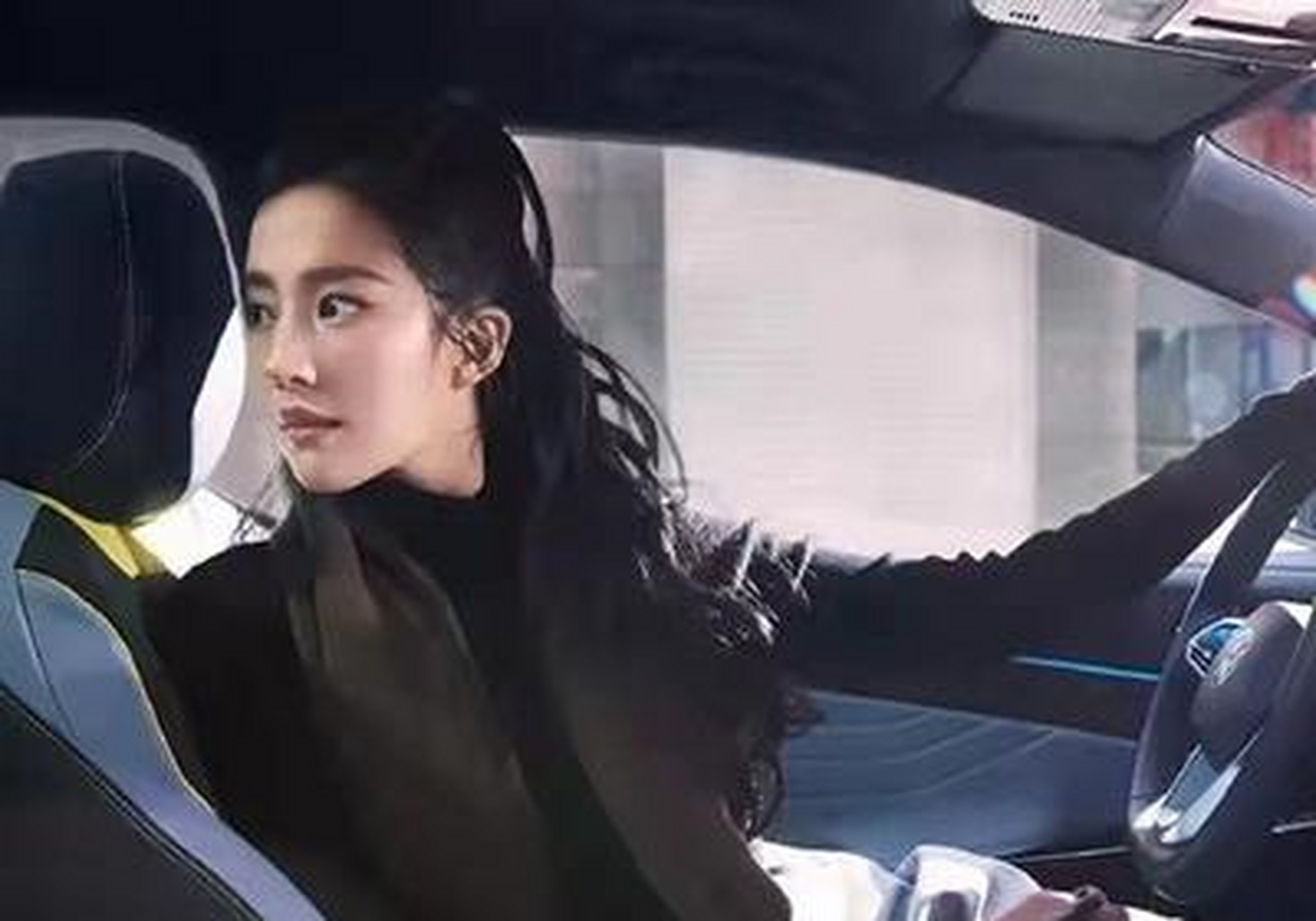 刘亦菲开车的照片,穿打底衫搭配半身裙,造型洋气,身材傲人,单手握方向