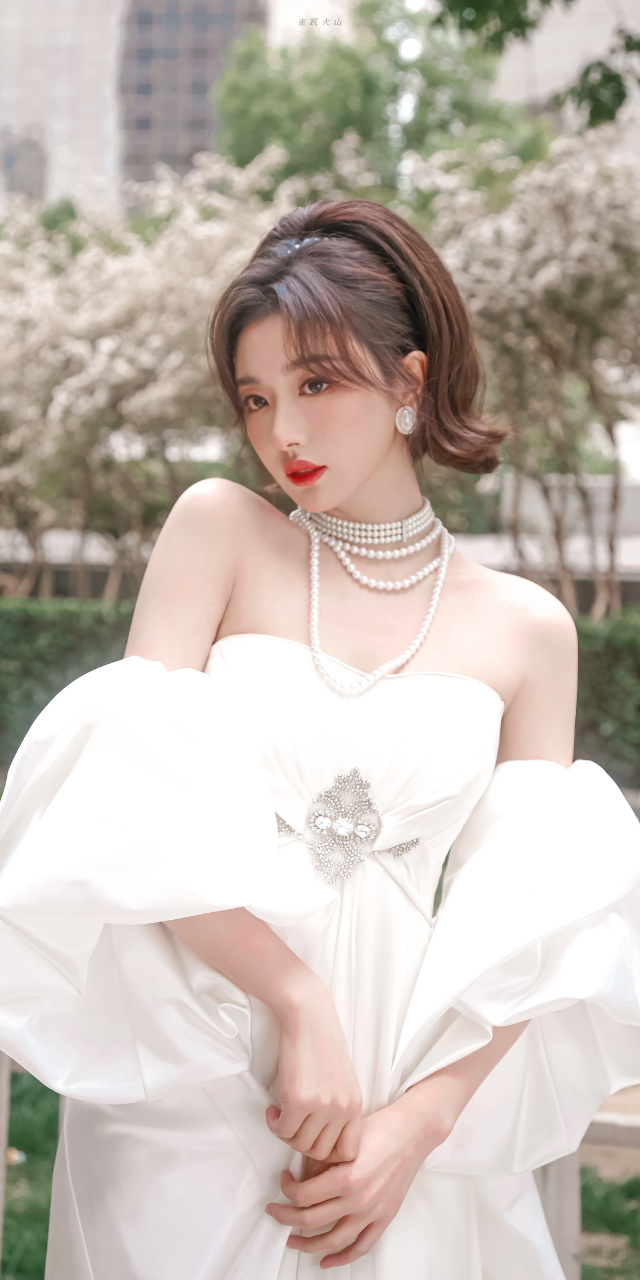 孔雪儿白色礼服美得很精致