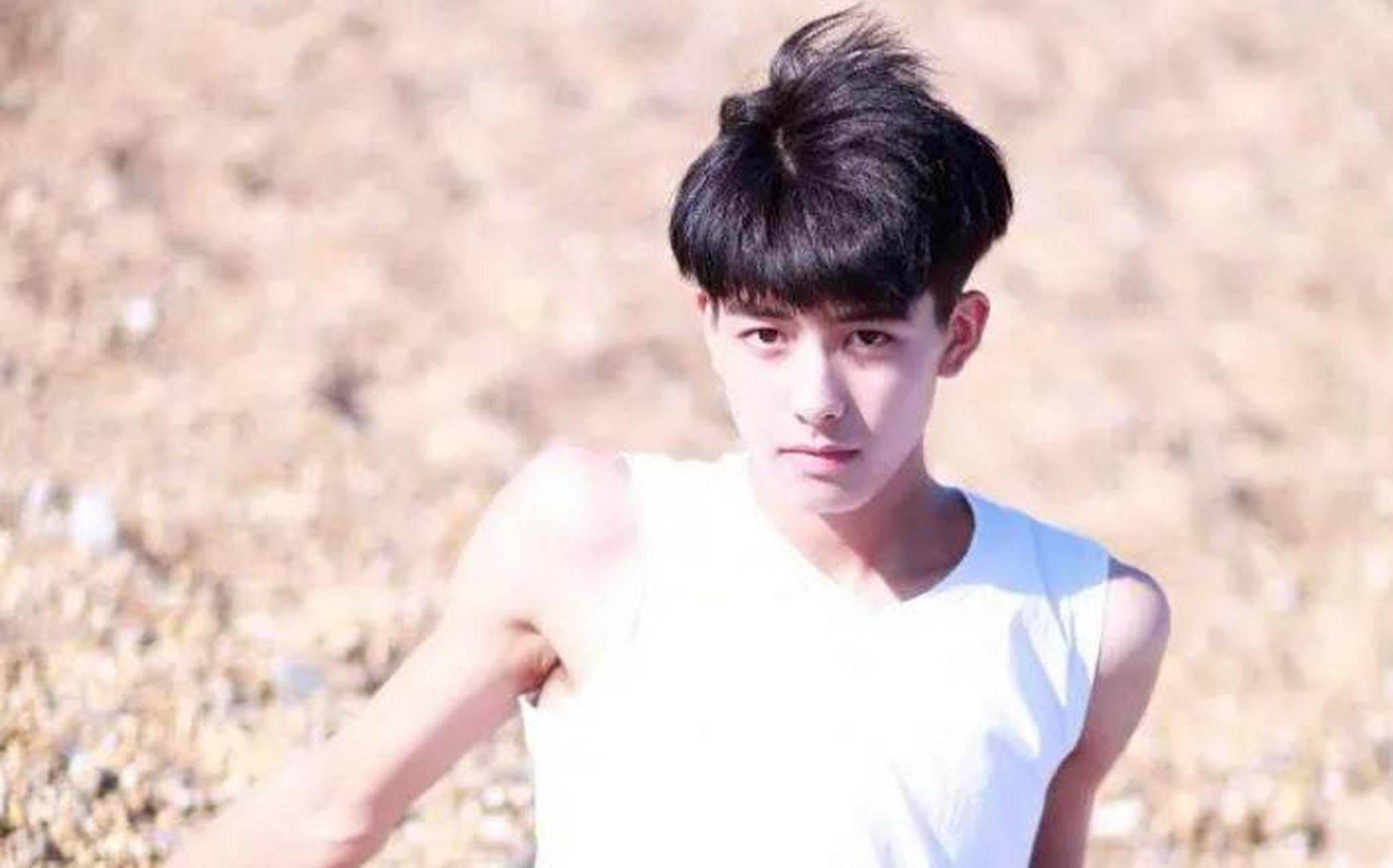 宋威龙15岁这组海边写真颜值是什么水平?