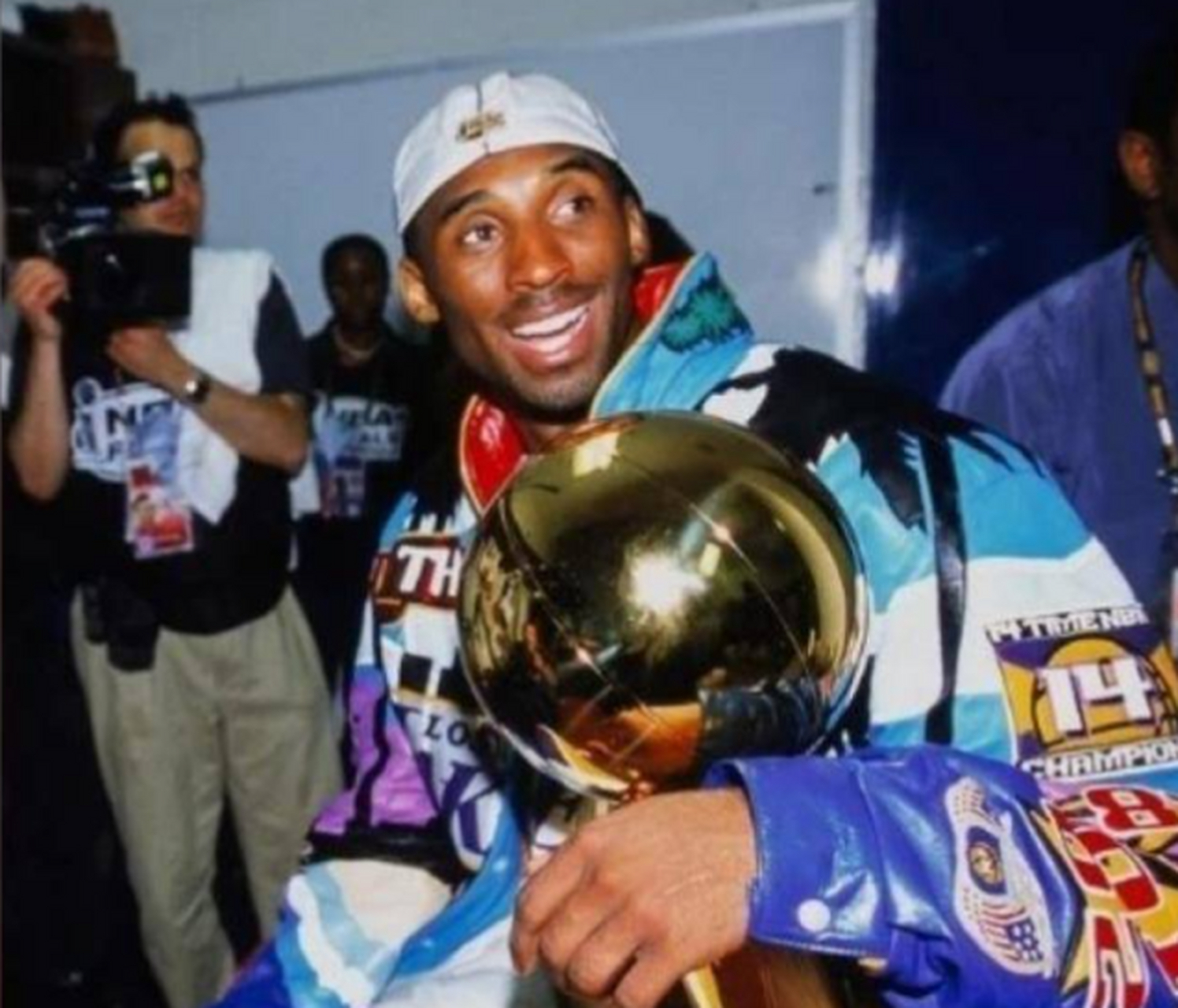 致敬偶像,罗德里戈晒出科比抱着nba总冠军奖杯