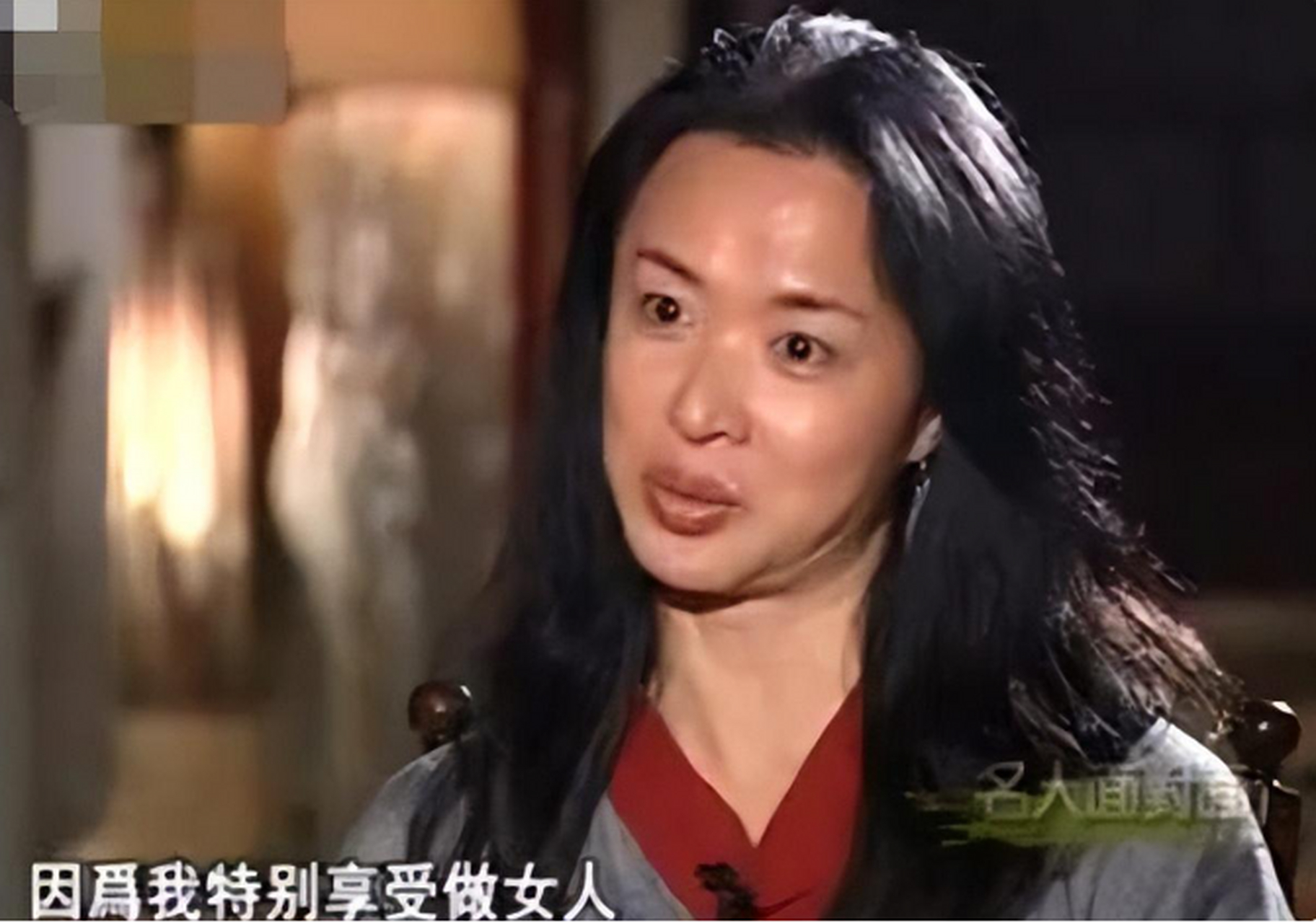 1994年,金星刚动完第一次变性手术,回到家就遭父亲手持扫帚狠劲鞭打