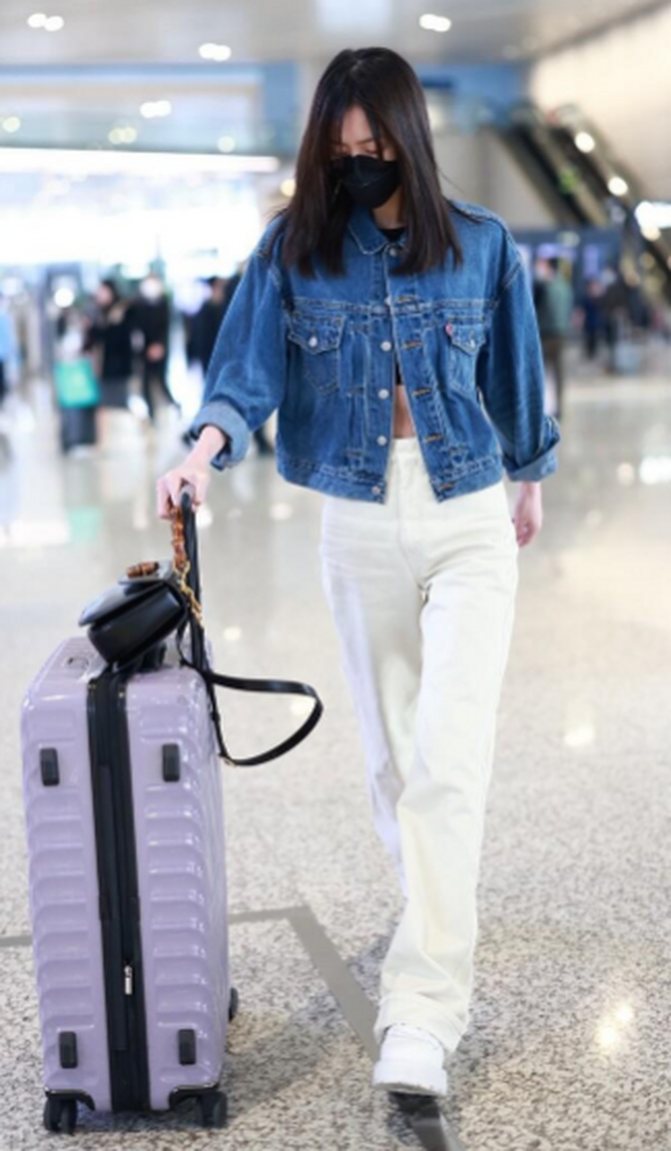 刘雯机场街拍,牛仔外套搭配白色阔腿裤,简约利落!
