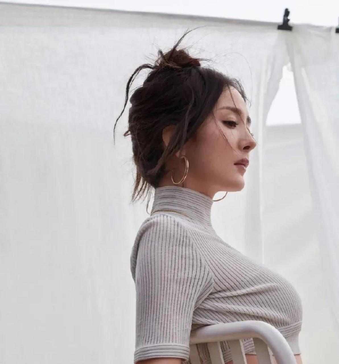 杨幂夏日慵懒大片随性有张力 波浪卷发搭配雀斑妆好迷人 6767