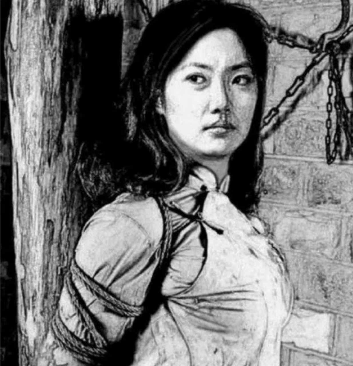 1939年,一位八路军女战士被捕入狱,在给鬼子洗衣服时,却意外看到了