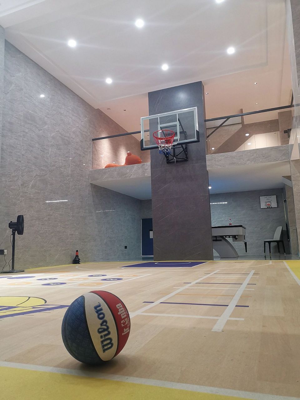 北京80后男主的别墅地下室,因建了个篮球场而走红,双层挑空太舒服了