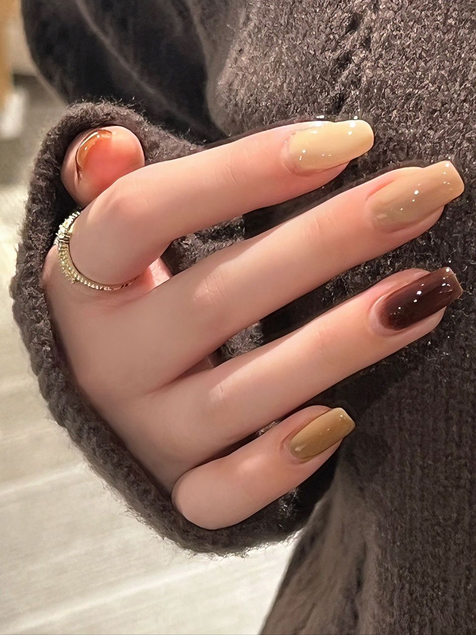 酱香奶咖 秋冬显白跳色美甲 款式简单又显白!