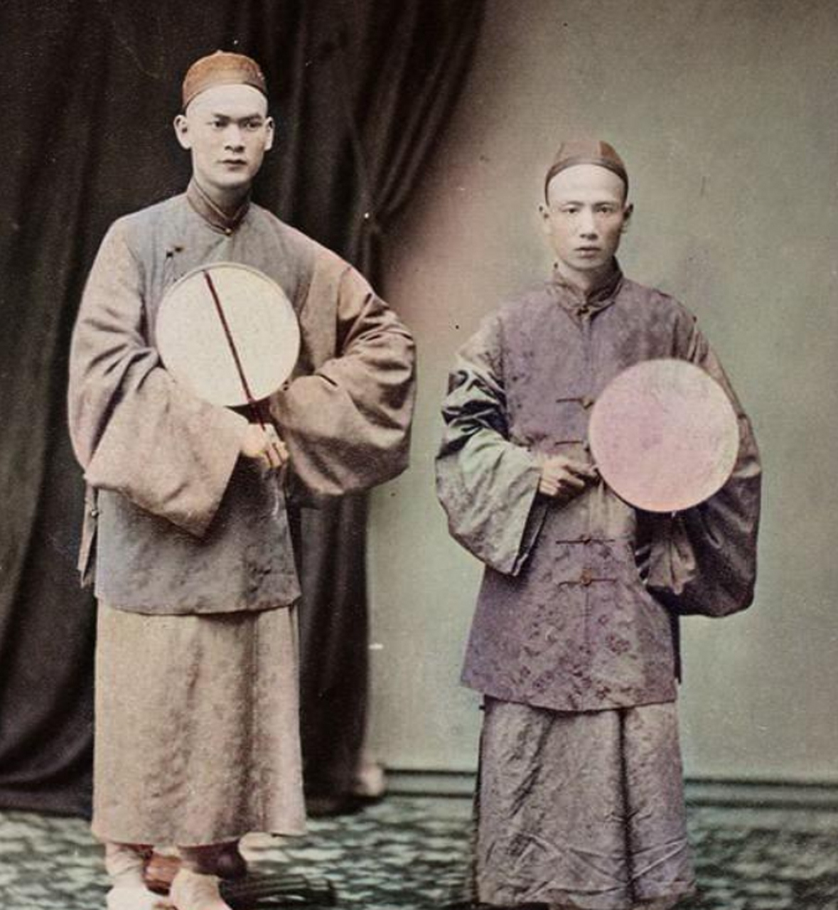 清朝老照片:两名戏曲演员,古代戏班通常称"梨园",戏曲演员也被称作"