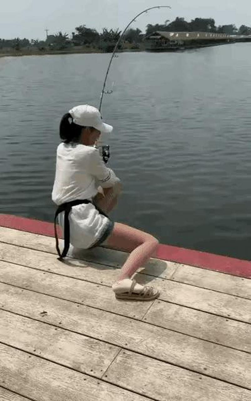 钓鱼不撒手,妹子被带走… #搞笑趣味图