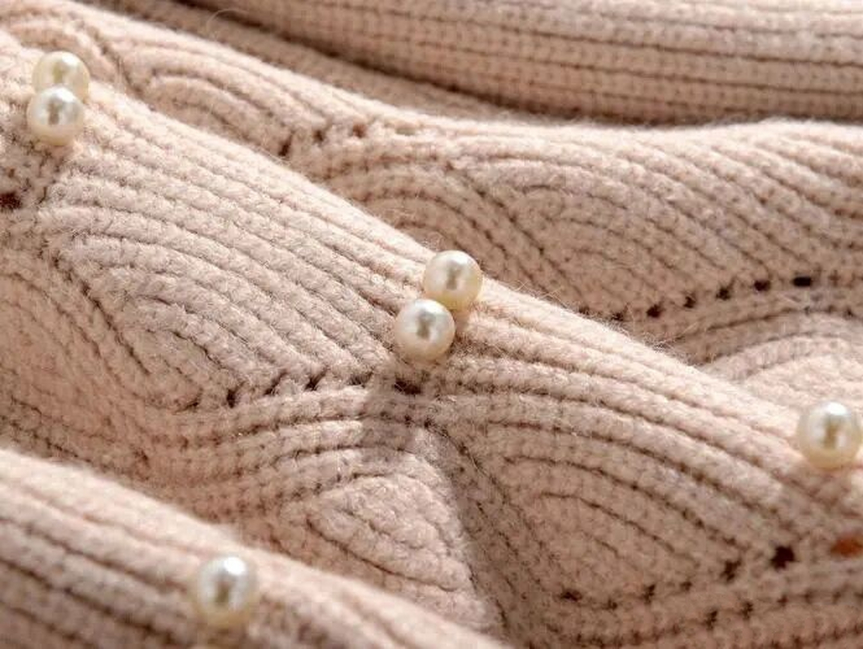 梭织和针织的区别:	"梭织和针织的区别:针织物与梭织物由于在编织上