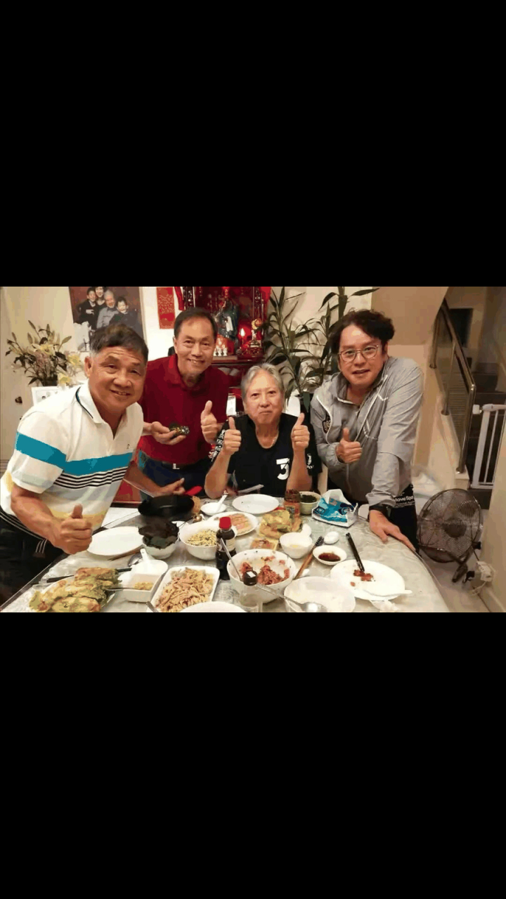 gif创作人# 5月25日,谭咏麟在社交平台分享了与洪金宝等好友聚餐的