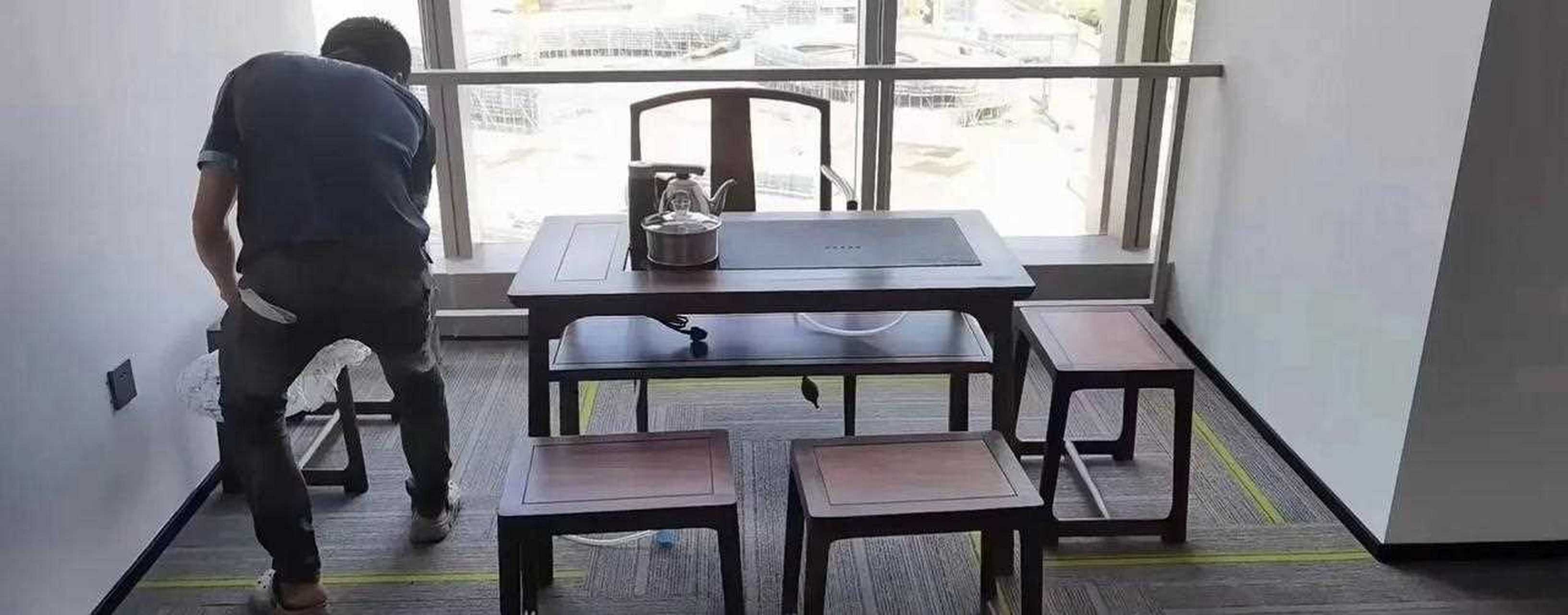 林先生办公室靠窗的位置有一个一米八长的小空间,想摆放一套茶桌翰梃