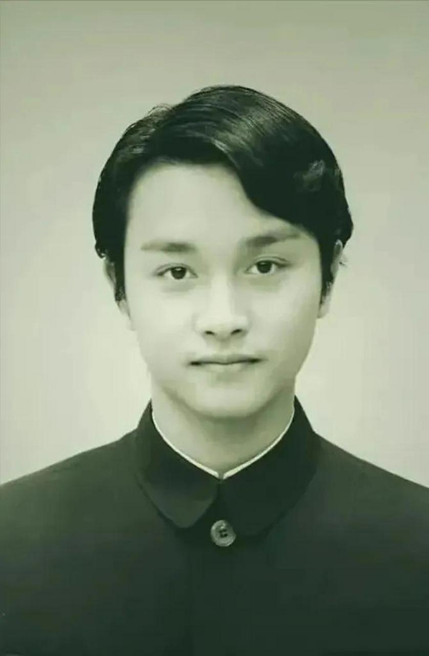张国荣,年轻时的照片中,他穿着一件黑色中山装,目光清澈明亮,面容端庄