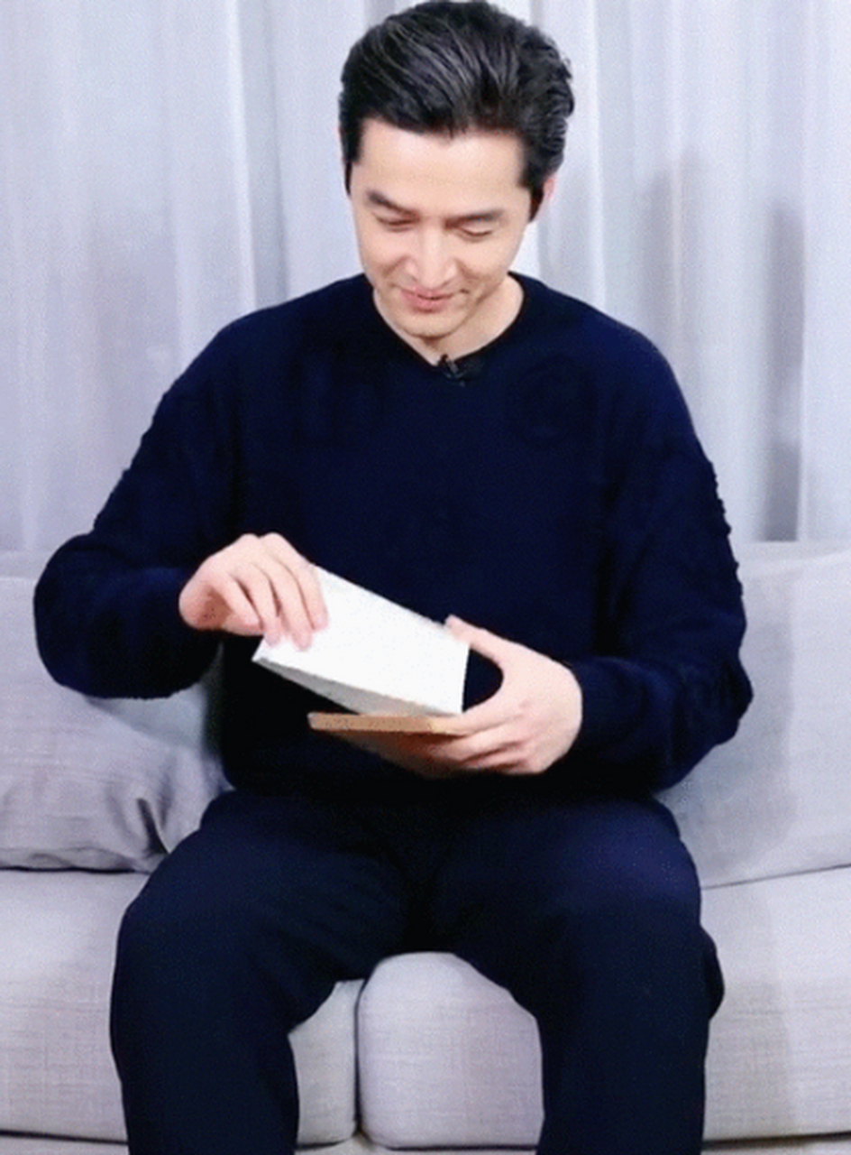 胡歌在《县委大院》里演的是梅晓歌,人们更喜欢他演的觉角,或许是