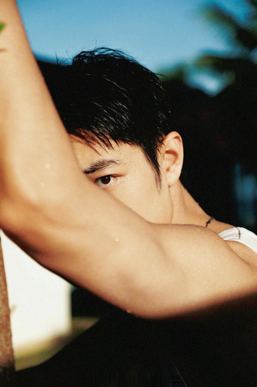 肖战泳池湿发大片哥太撩了