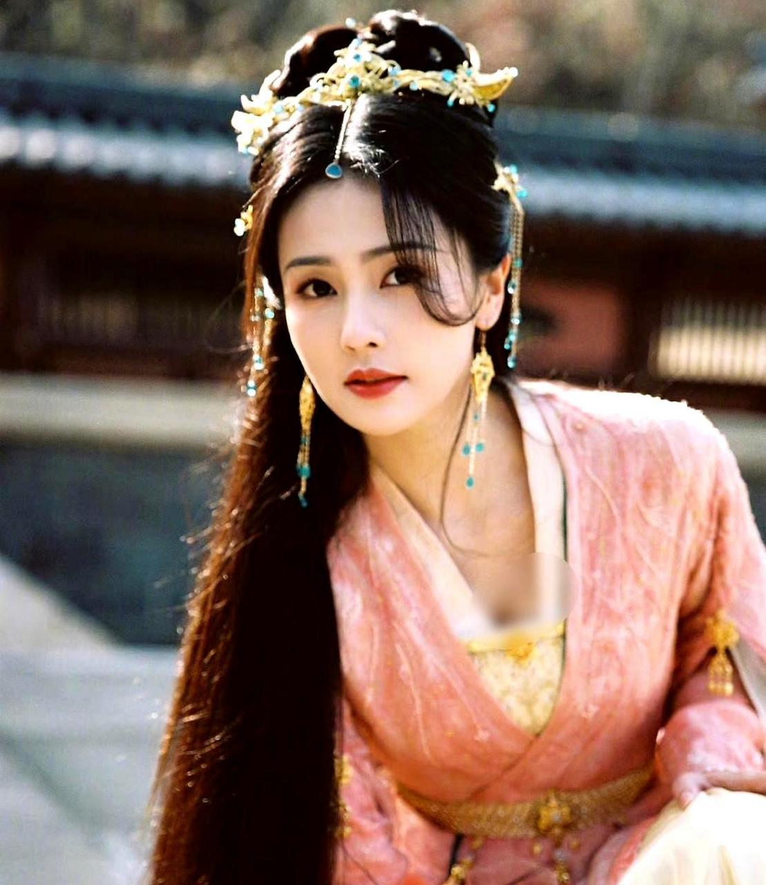 白鹿在拍戏时还顺手拍了些美照,剧组的戏服和她的发饰都散发着仙女