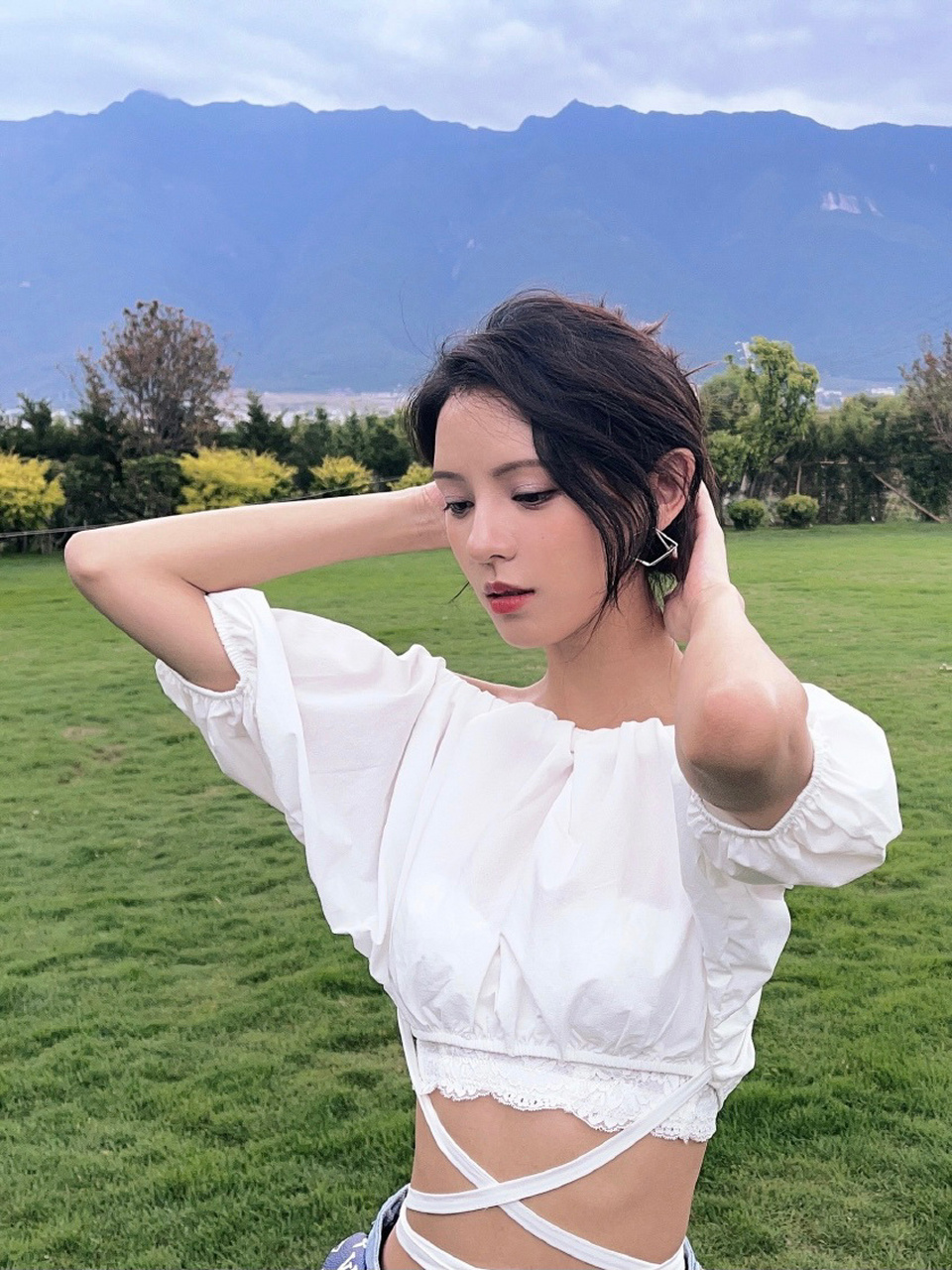 张予曦穿灯笼袖绑带上衣 显瘦窈窕 张予曦今日晒出度假自拍, 上衣是