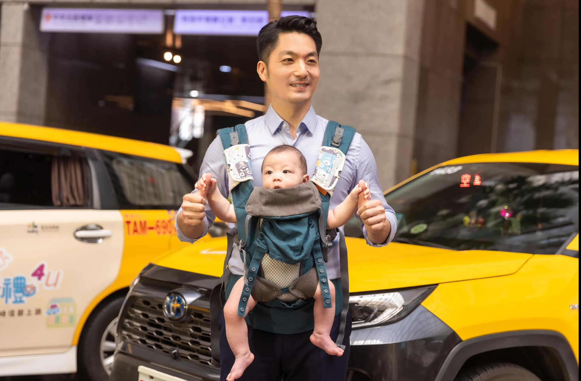 蒋经国的孙儿蒋万安近况照片:带着三宝蒋得希一起上班.