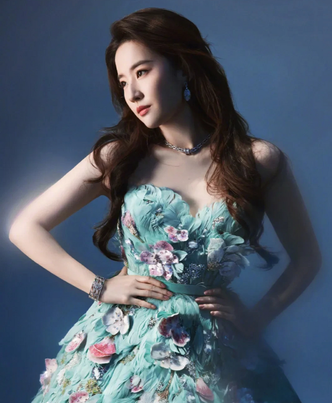 刘亦菲微卷长发飘飘 身穿一条孔雀蓝礼服长裙 重工抹胸礼服裙高贵优雅