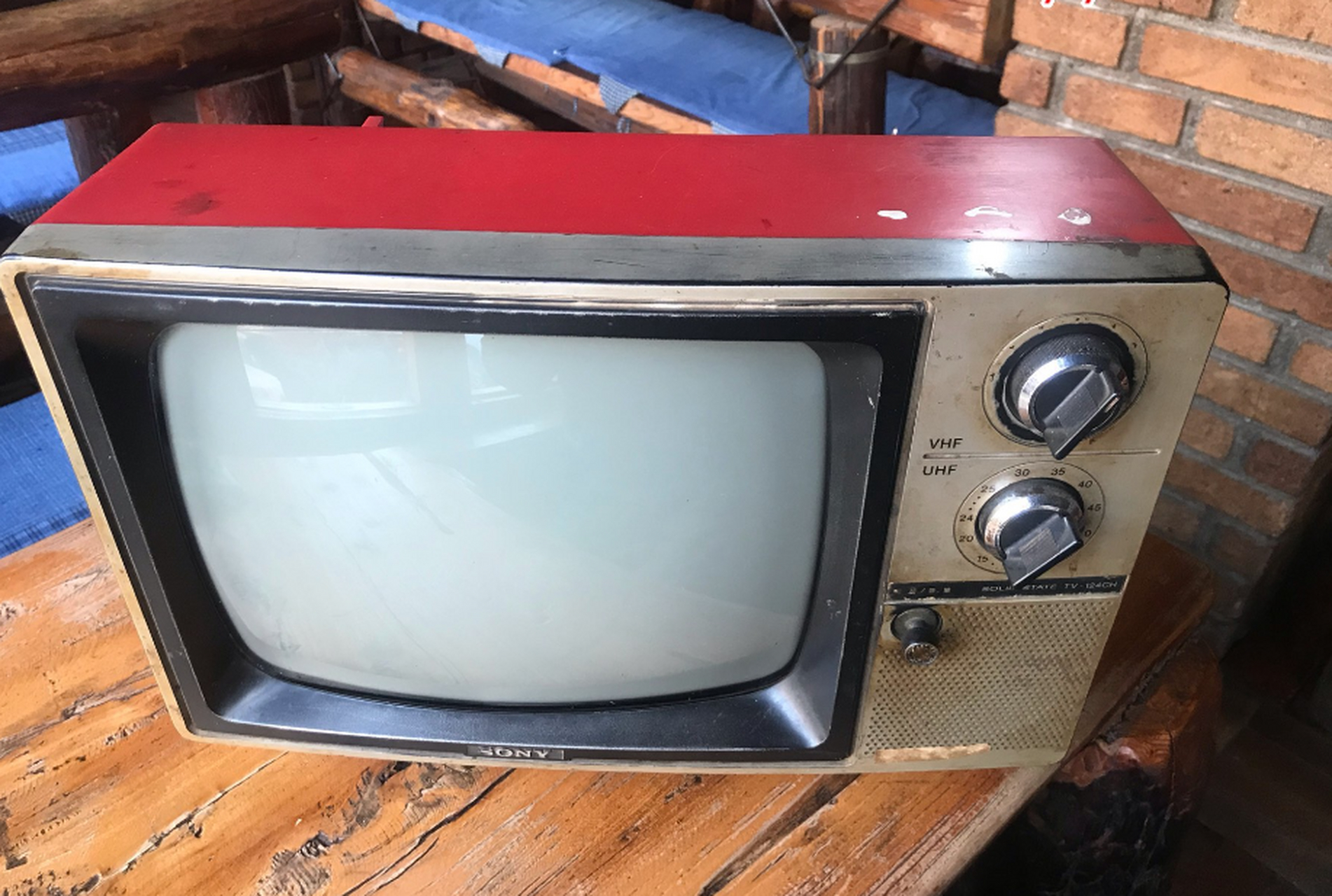 我记得1990年的时候,那时候我还很小,我家是全村第一个买电视机的,那