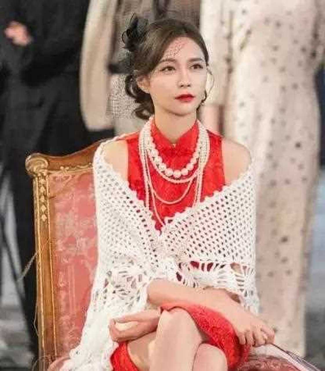 沈梦辰身穿红色短款旗袍,无袖设计让人看上去有着一种柔美风情的韵味!