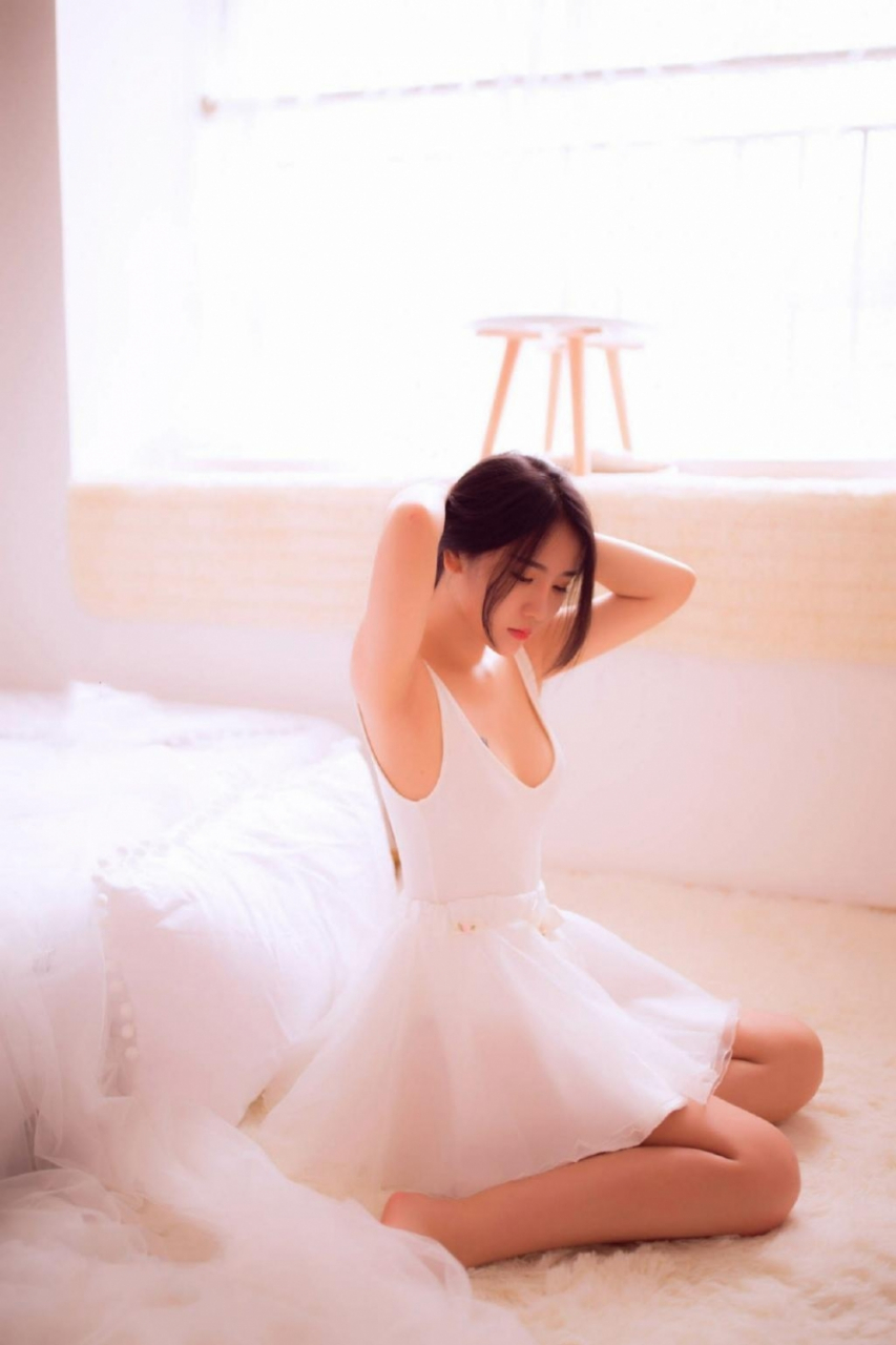 纯白色短裙长发美女深v诱人私房写真