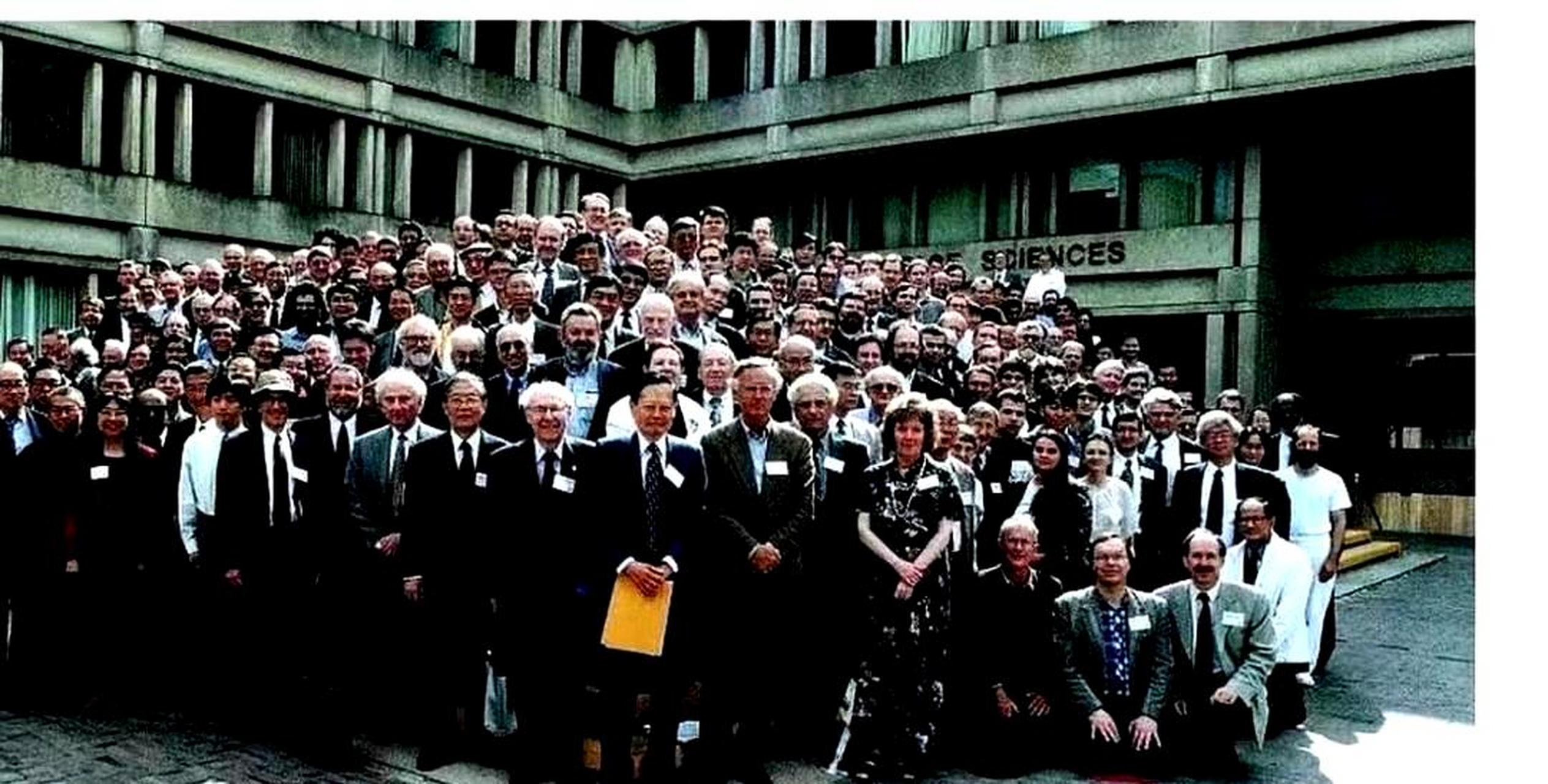 从大合照的站位可以清晰地看出杨振宁的地位.