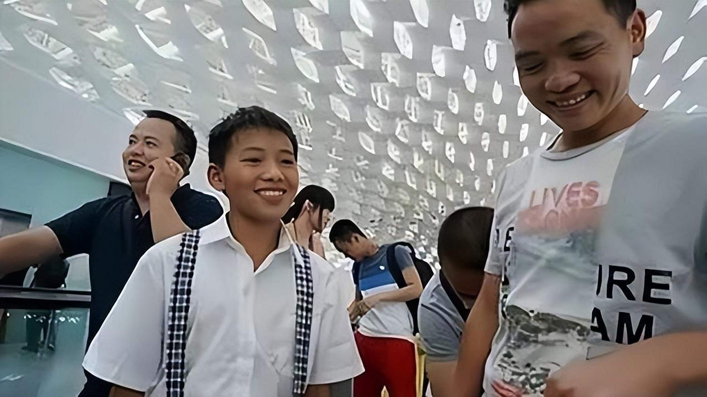 2007年,广西7岁男孩杨六斤靠吃野菜为生,7年后获500万善款,如今怎样?