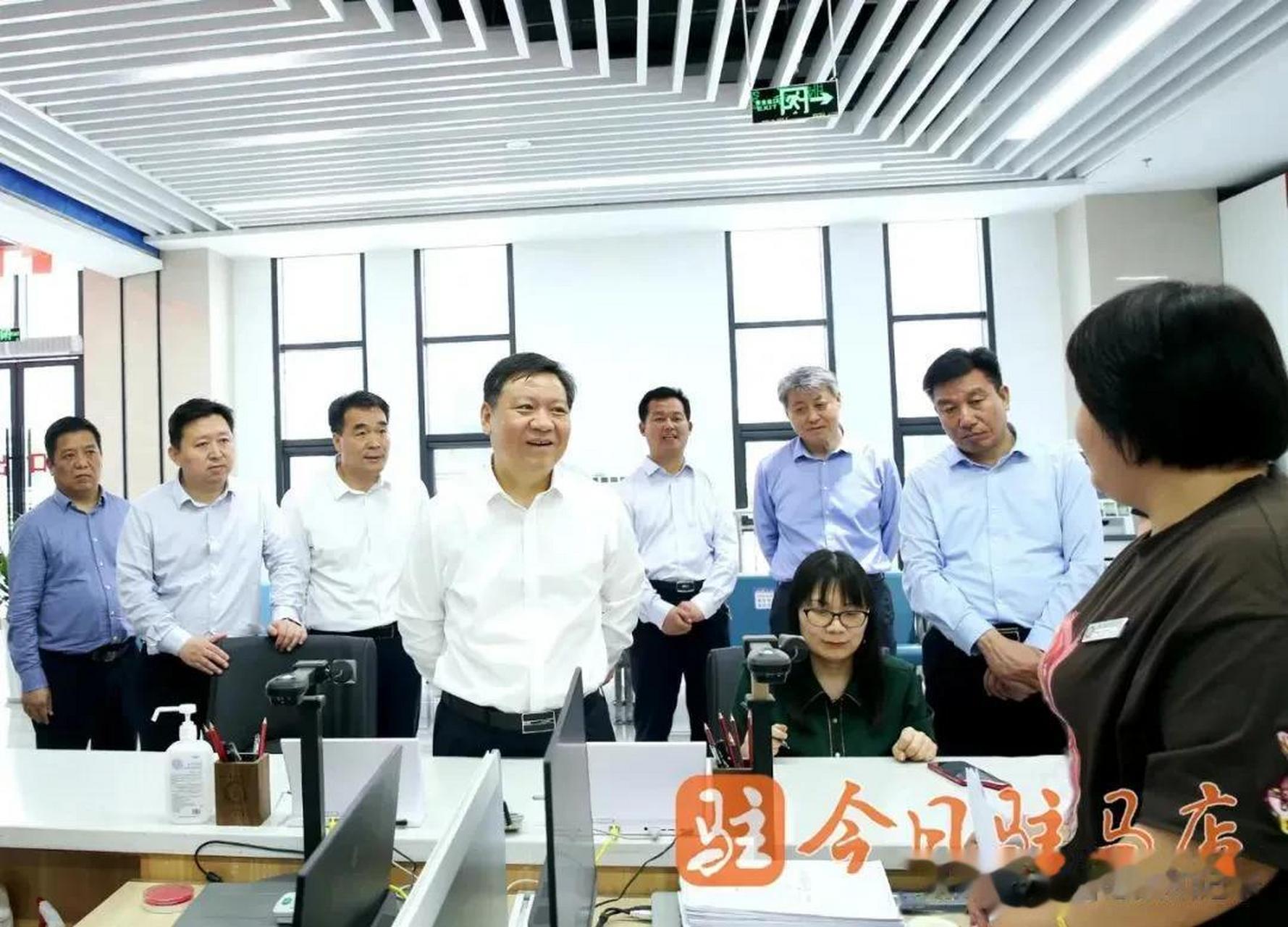 总喜欢背着手或者把手藏起来的驻马店书记遇到更大的领导还背着手吗.