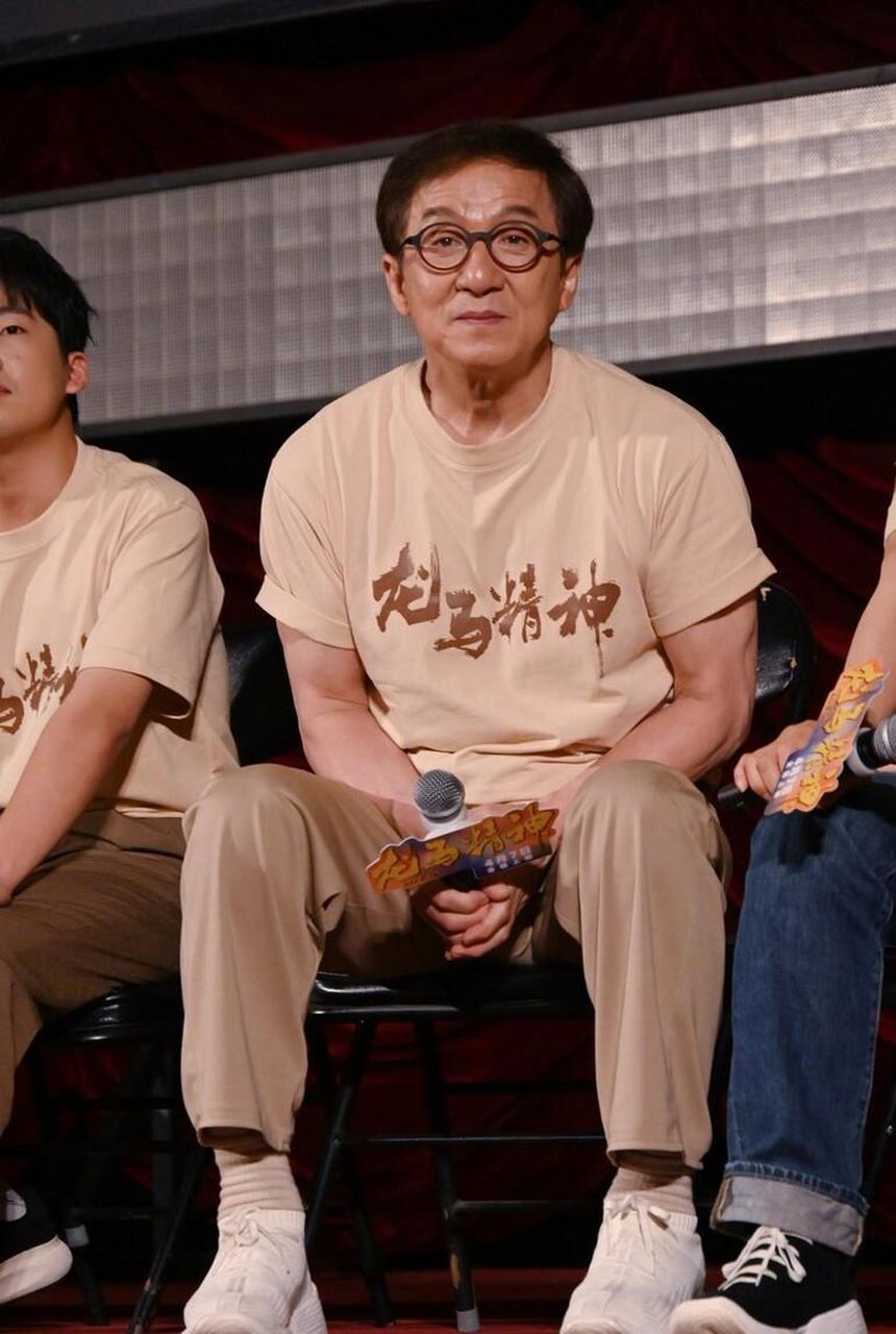 今天成龙和郭麒麟还有刘浩存以及于荣光在上海出席电影《龙马精神》的