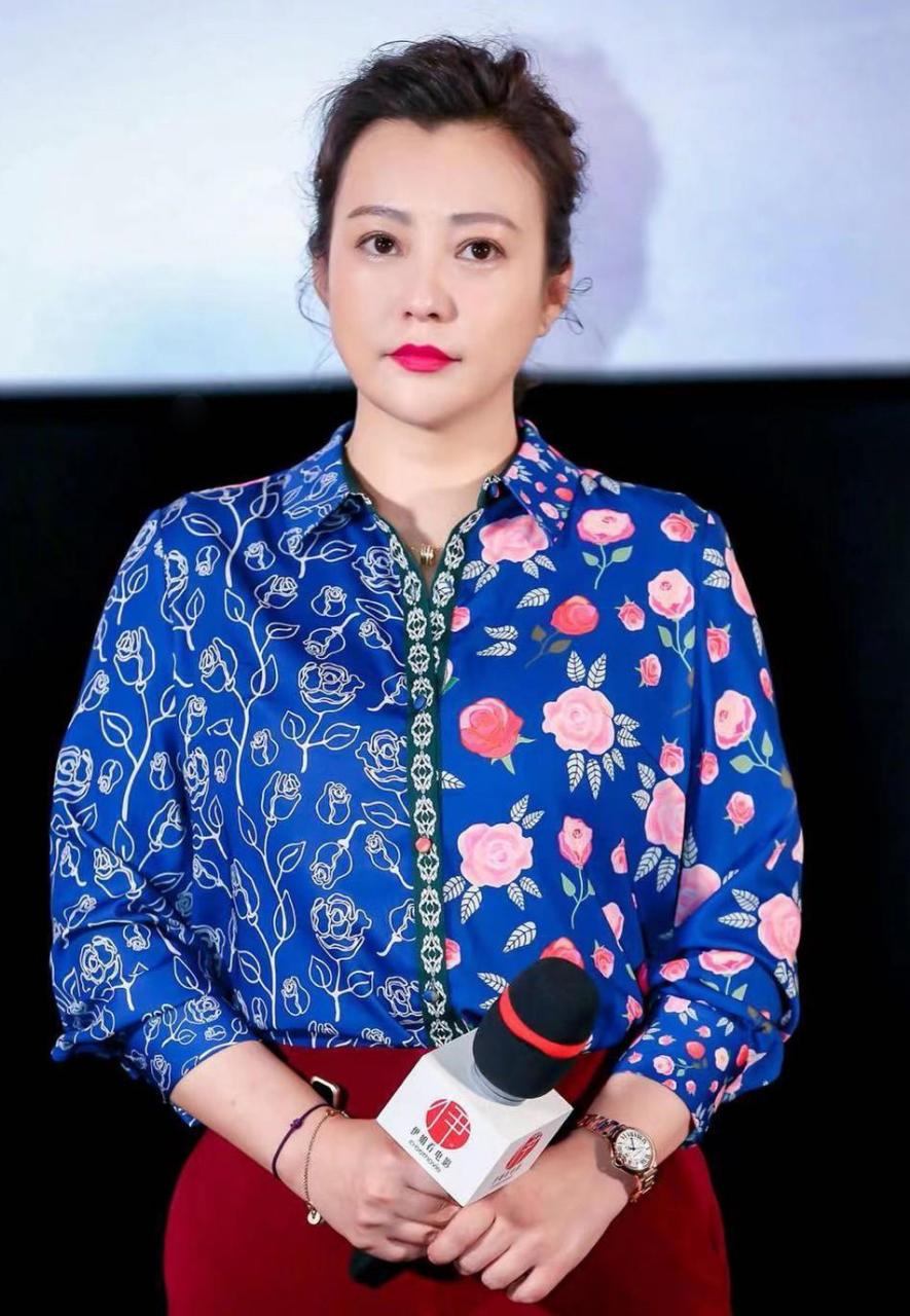 郝蕾为新剧罕见翻车,穿印花衬衫高腰裤变"陈妈,油光满面好油腻!