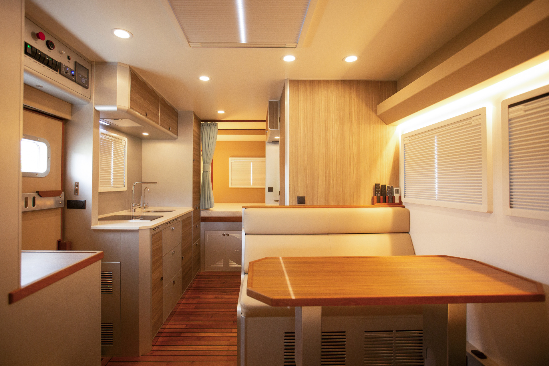 强悍性能 自由驰骋 科摩多龙·沃尔沃fmx500 4x4越野房车 500马力