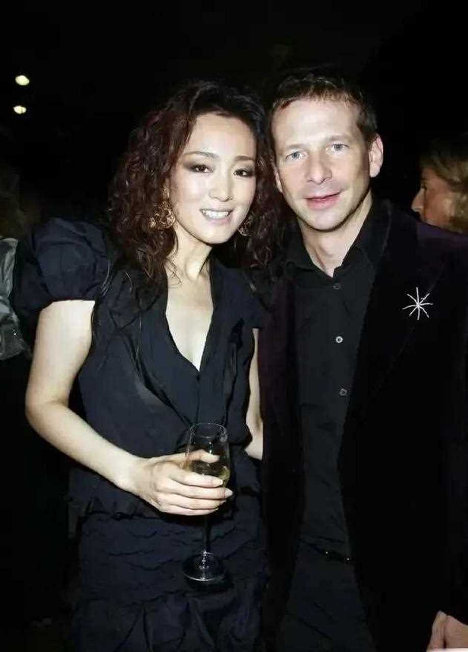 57岁的巩俐和60岁的杨紫琼同框,两位女神看上去多多少少都见老了.