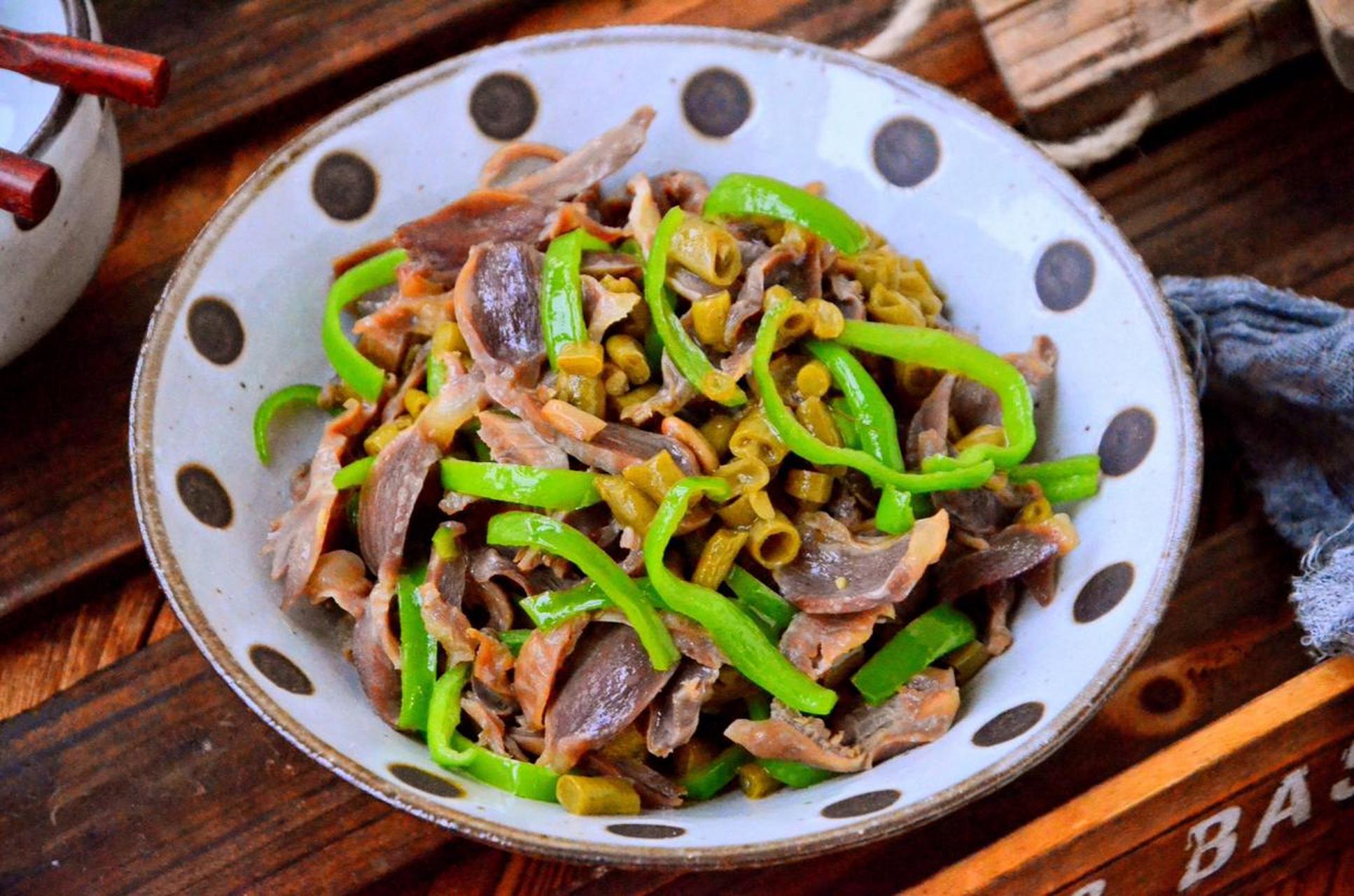 酸豆角炒鸡胗,一道非常美味的家常菜,鲜嫩的鸡胗加上酸豆角一起炒,带