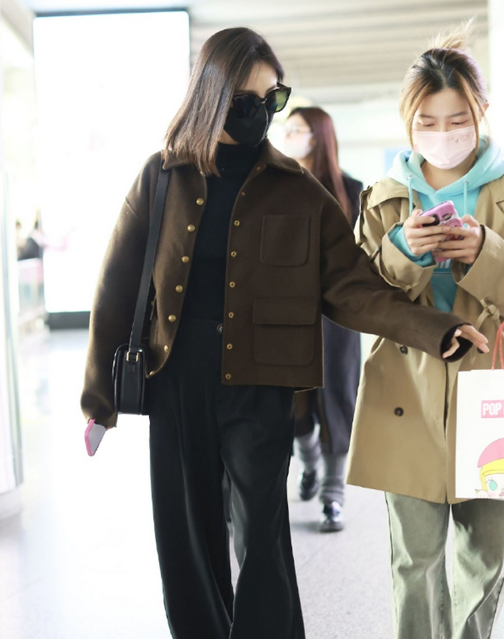 李一桐短发造型现身机场  穿夹克戴墨镜走路带风呀