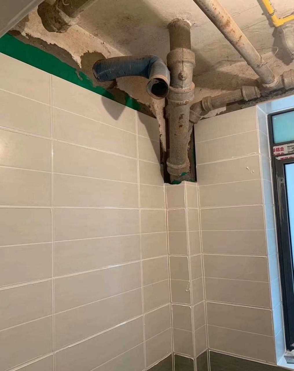 老房子大部分是铸铁下水管,最低点可能很低,集成吊顶如果全部拉平不