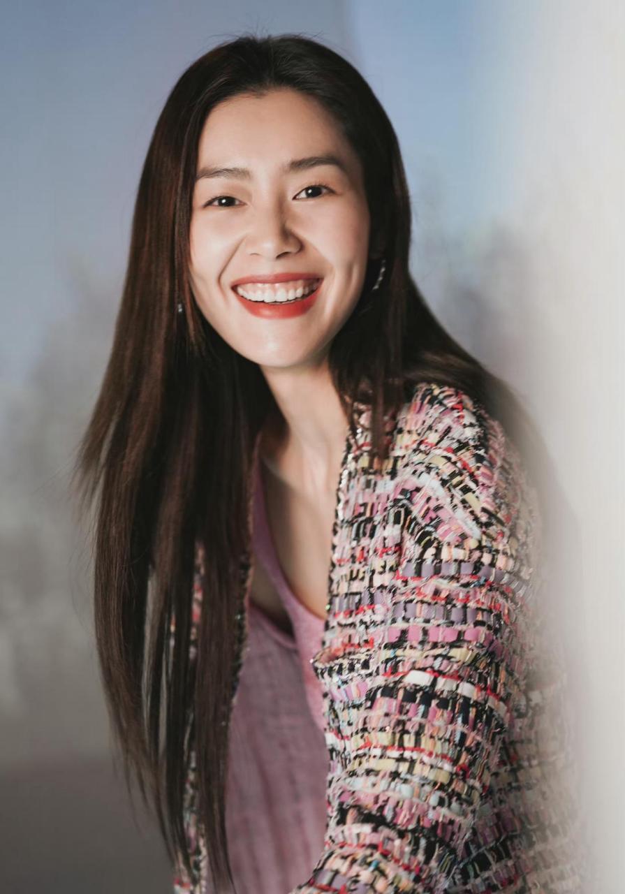 刘雯&chanel淡雅清新的山茶花女孩 长直发更加温柔如风,拂动人心[比心