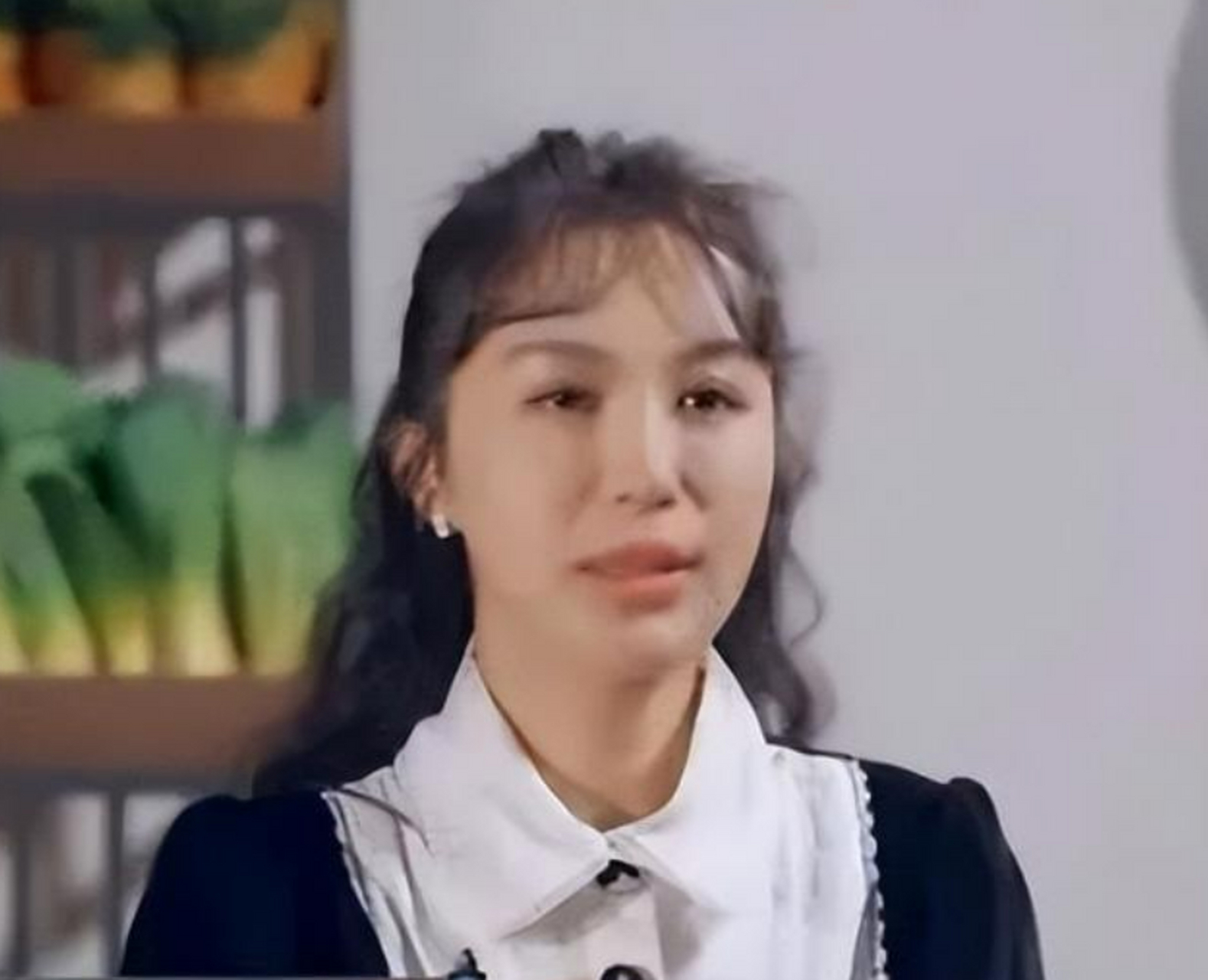 不敢相信这是李菲儿,她的脸怎么变成这样了,是整容后遗症吗?