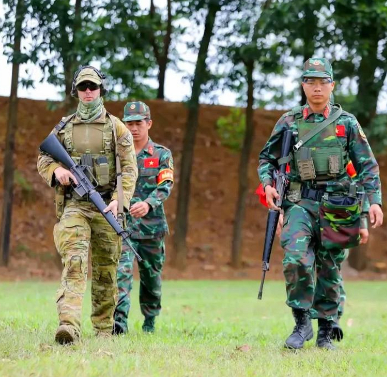 越南特种部队的新式迷彩服,穿在身上松松垮垮的,没一点精气神