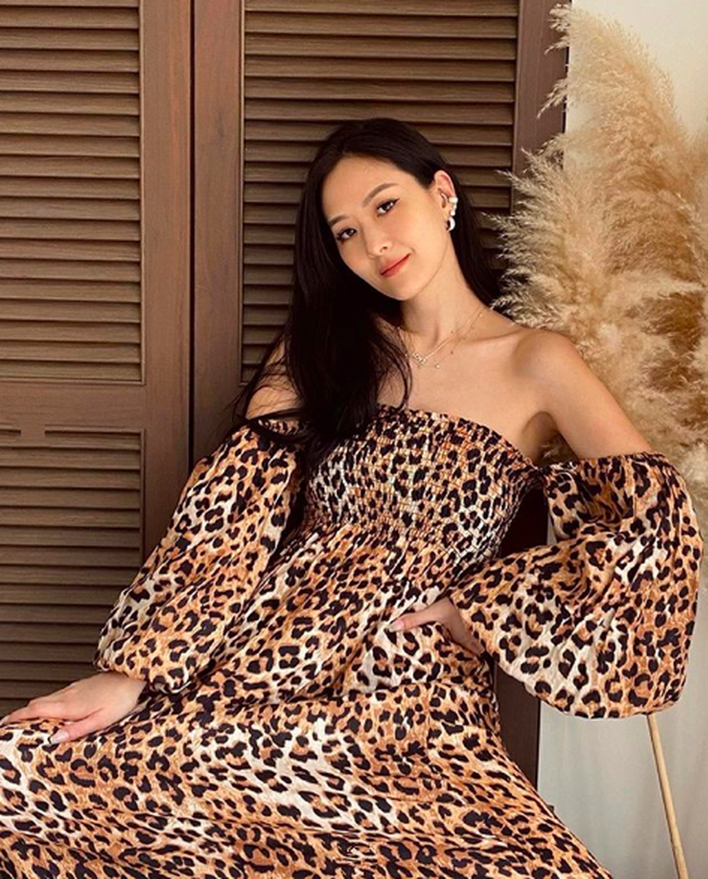 43岁孙芸芸稳坐台湾第一名媛!裹西装裙身材辣,与41亿千金似姐妹