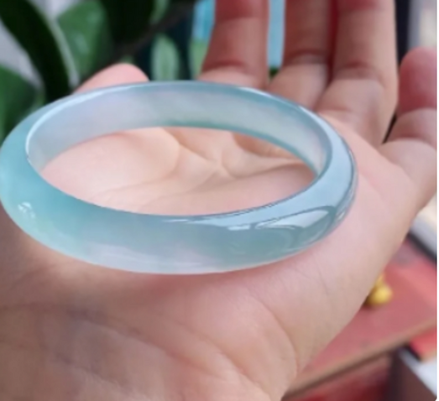 点击头像看直播##翡翠#冰蓝手镯自带意境,宛如冰山,带底色的手镯沂乔