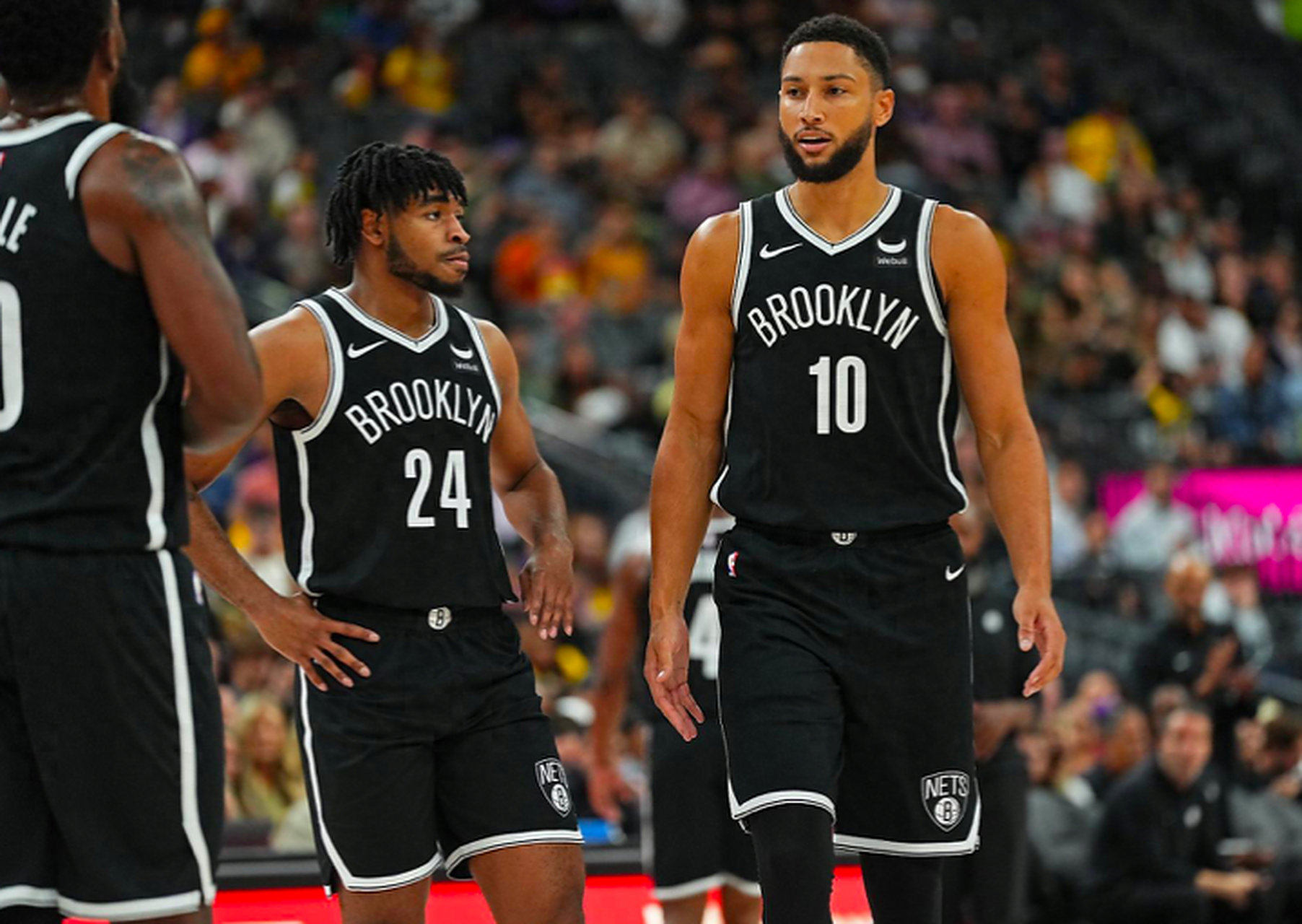 西蒙斯首发出场,抢断暴扣 突破詹姆斯状态回暖!