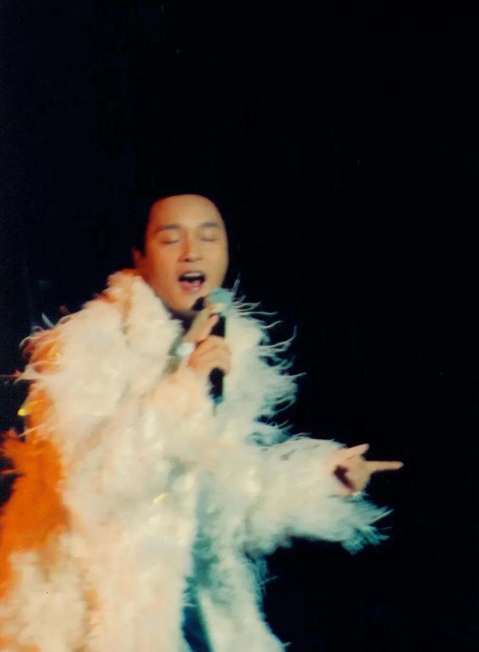 百家号星火计划# 拉阔演唱会上张国荣是个白糯米团子,故意卷起t恤