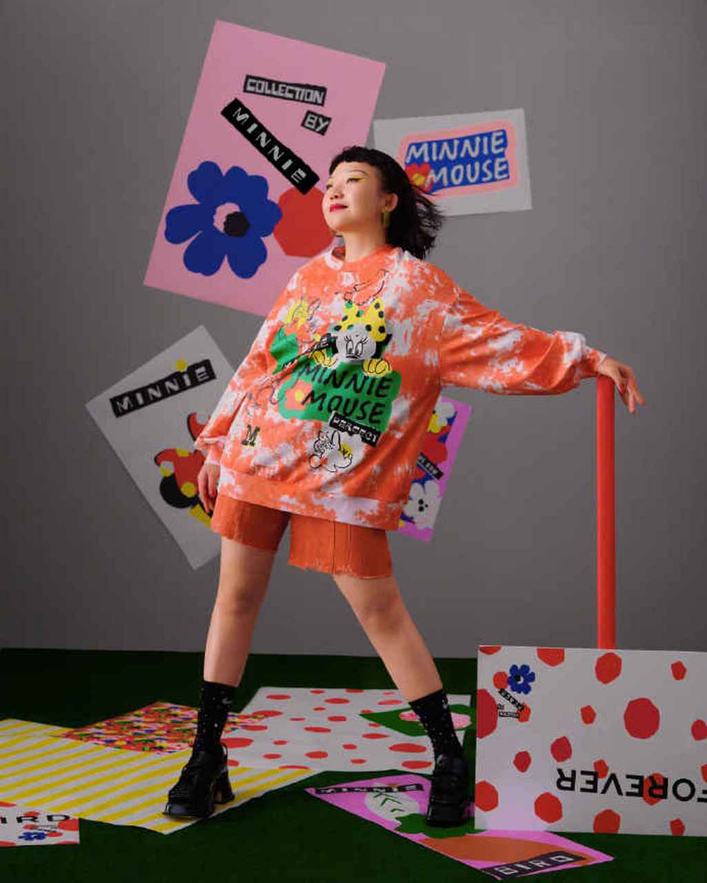 辣目洋子化身时髦精,卫衣的绿色主基调和米妮图案相搭配和以往的米妮