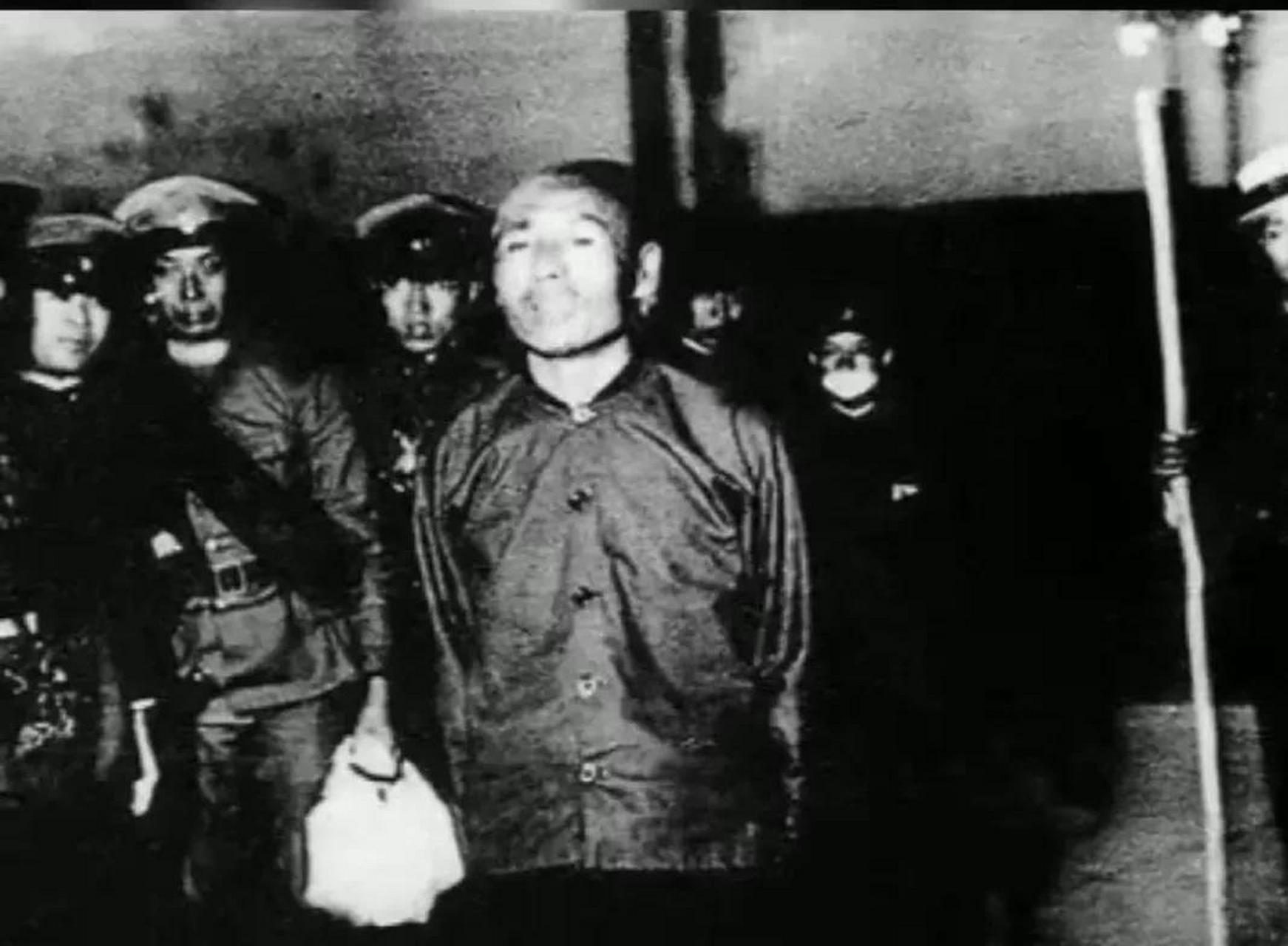 这张照片上的人叫邓铁梅,正如他的名字一样是个铁骨铮铮的男子汉,抗日