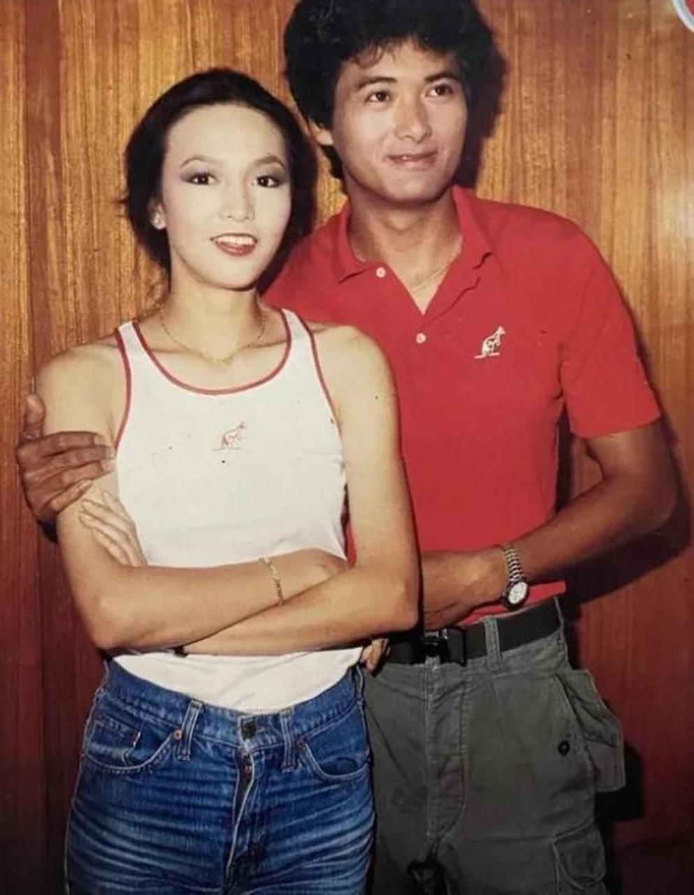 1981年,周润发和郑裕玲合影照片.