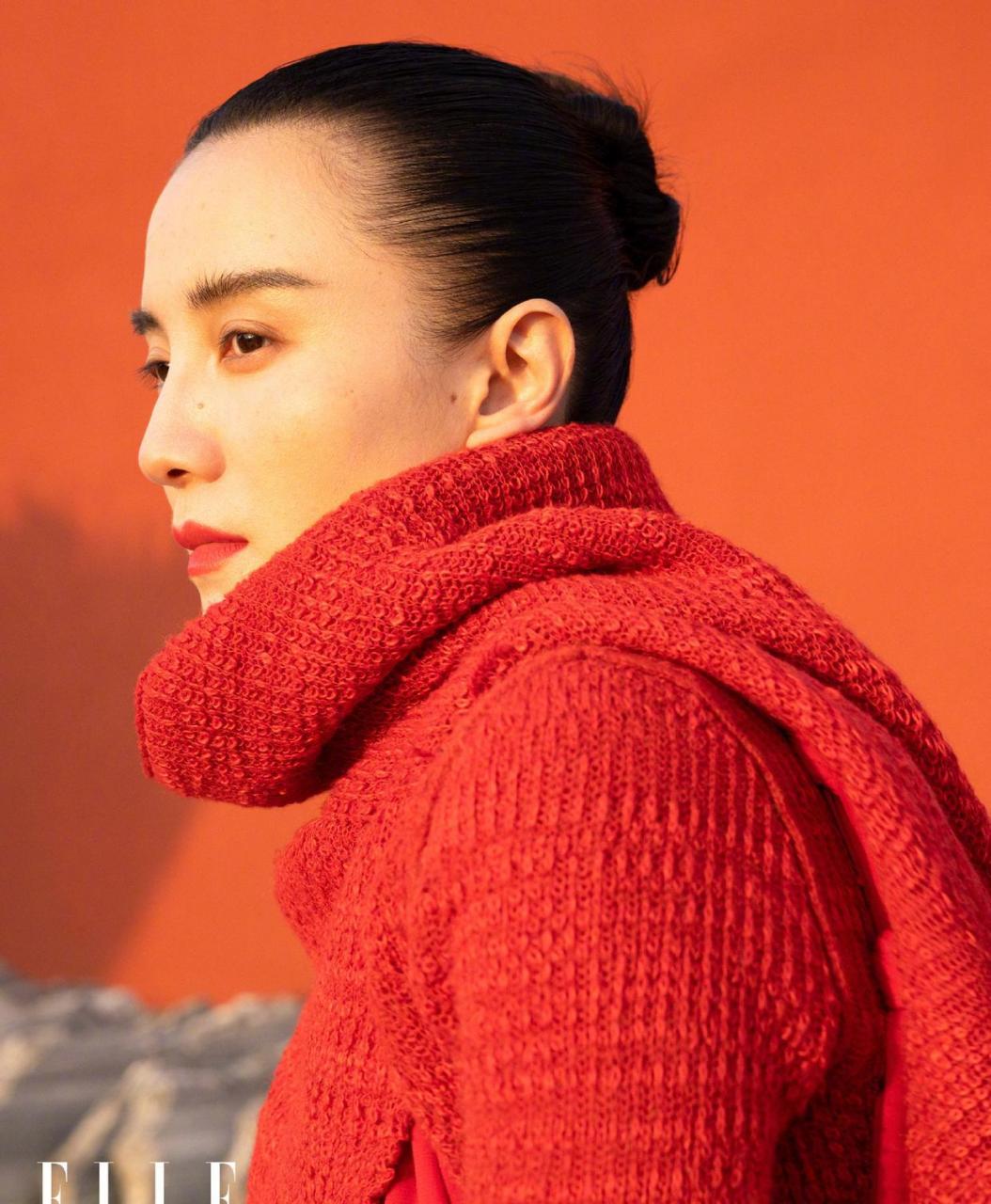 宋佳出镜《elle》封面大片,红色毛衣也太优雅了吧,高贵的感觉,简直就