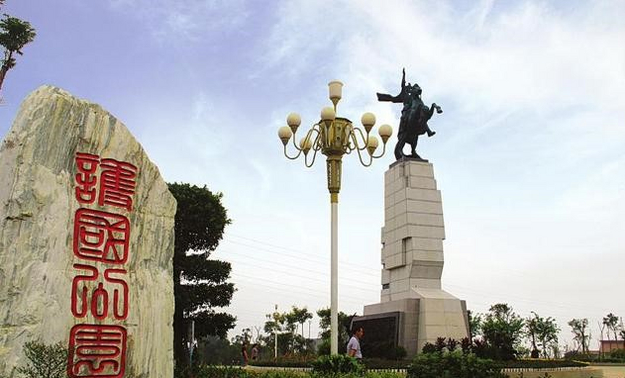 护国公园,位于四川省泸州市纳溪区紫阳路与321国道交叉口西南150米.