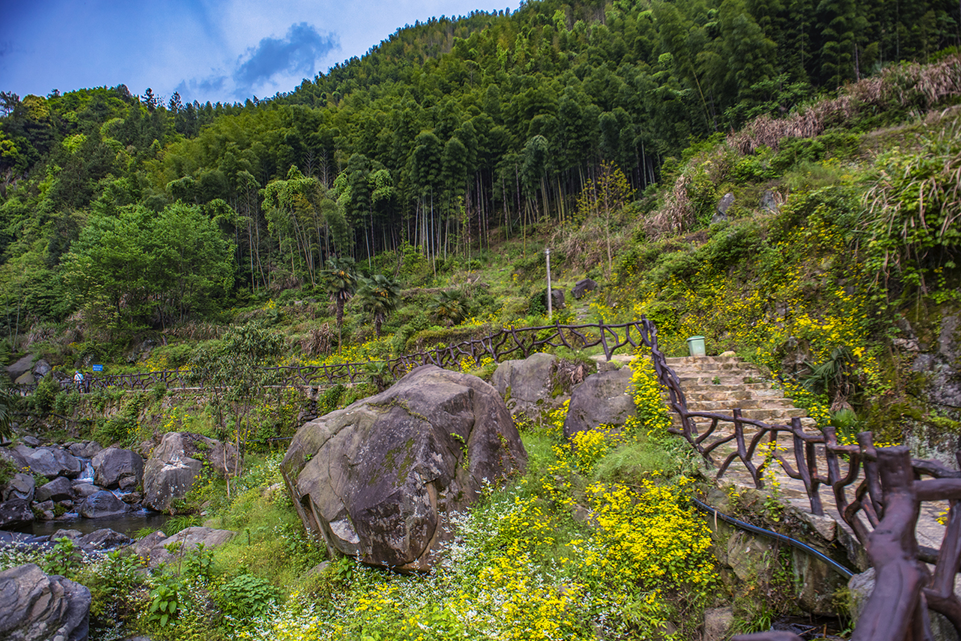 春游江淮请您来# 龙潭寨,山水画里的古村 太湖县龙潭寨古村周围剖石