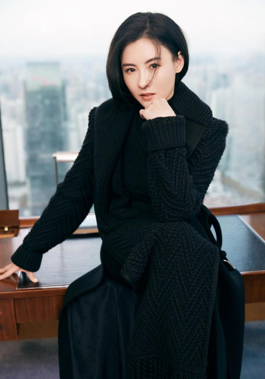 张柏芝冬日氛围感写真 身穿温暖黑色羊毛外套搭配同色连衣裙,黑色麂皮